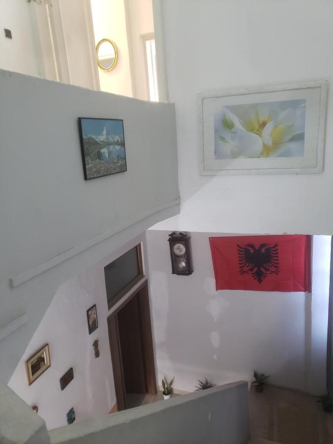 Hostel Oakland Tirana Kültér fotó