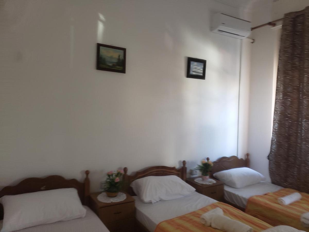 Hostel Oakland Tirana Kültér fotó