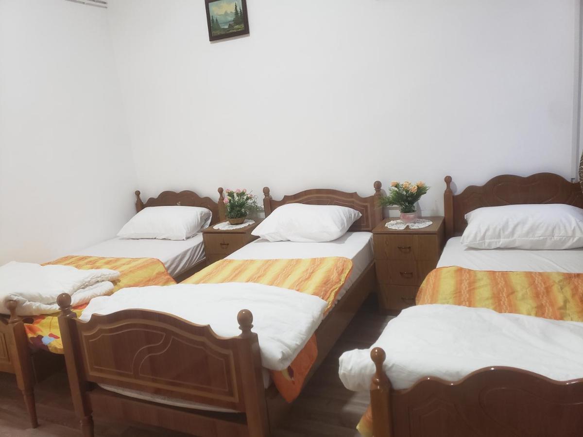 Hostel Oakland Tirana Kültér fotó