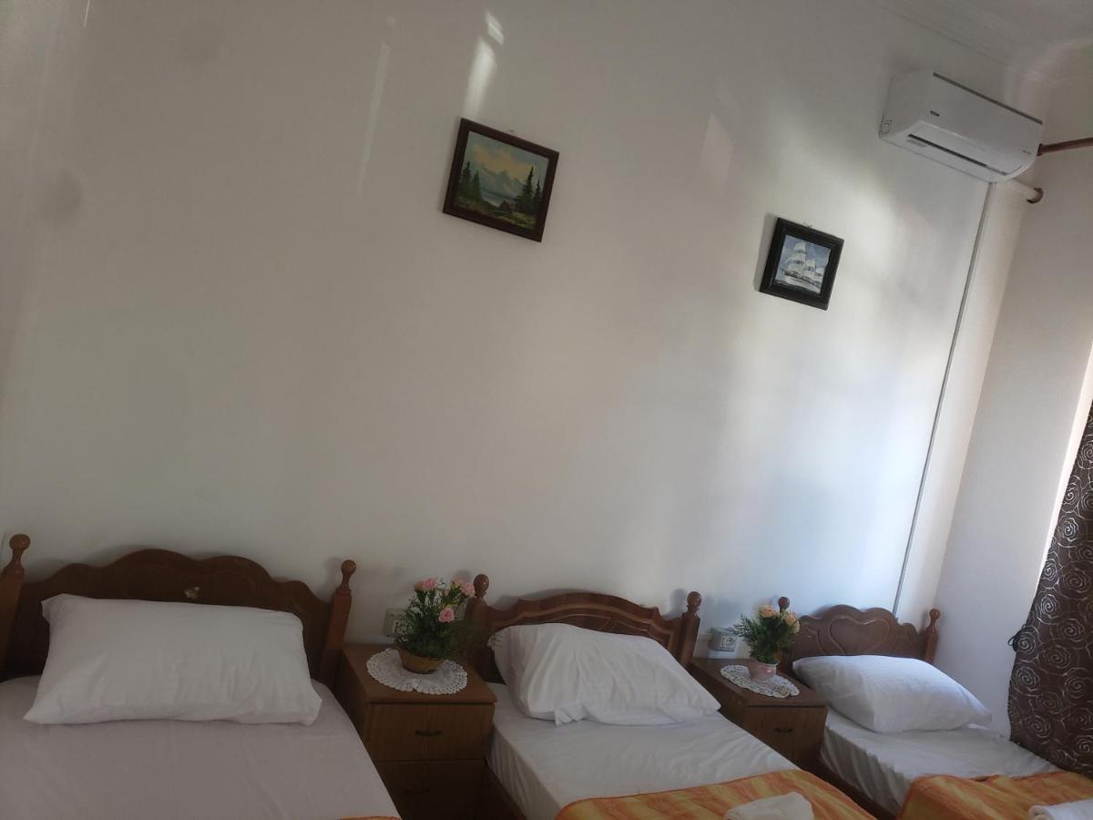 Hostel Oakland Tirana Kültér fotó