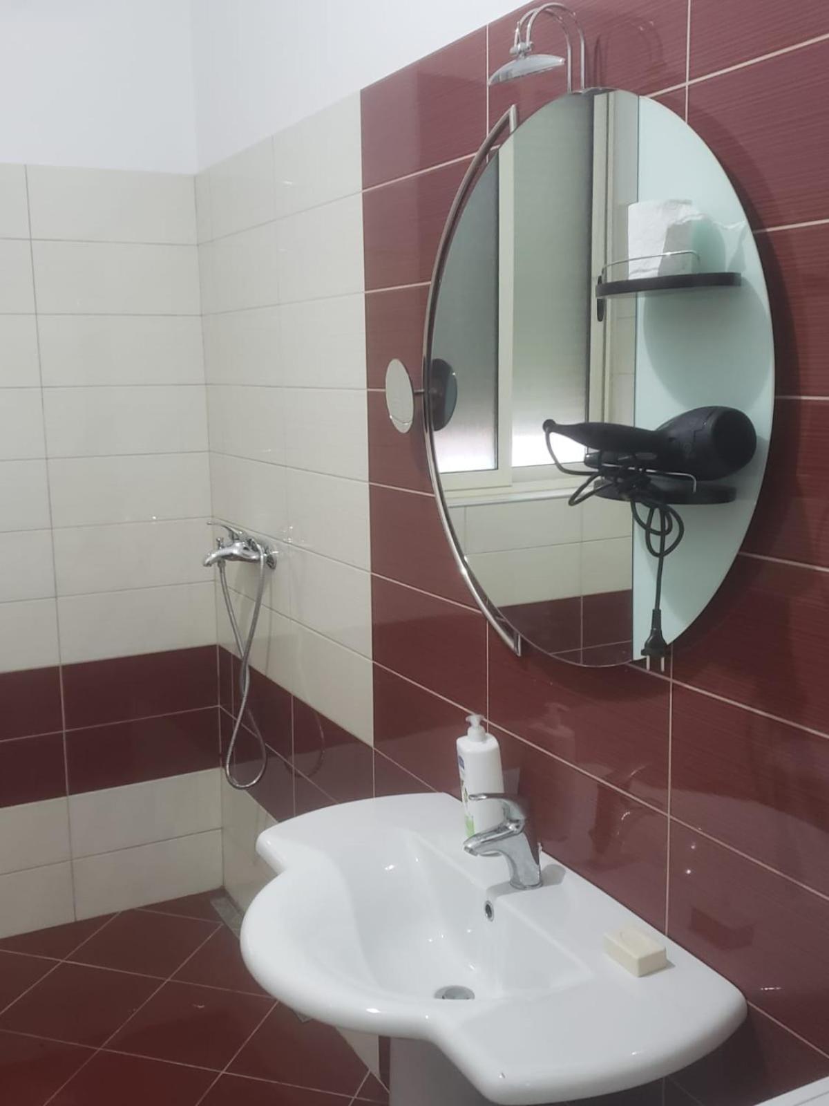 Hostel Oakland Tirana Kültér fotó